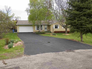 4660 Hawthorne Ct, Middleton, WI 53562 - photo 2