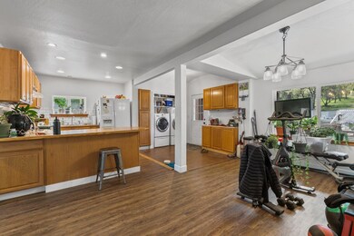 9417 Blackwell Rd, Central Point, OR 97502 - photo 4