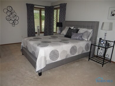 Master bedroom w/spacious walk-in closet