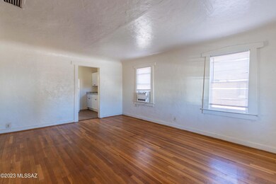 1540 E 9th St-8