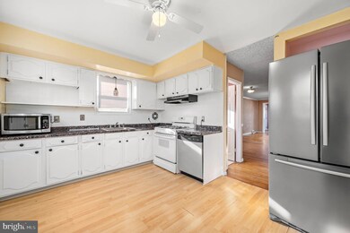 698 2nd Ave, Folsom, PA 19033 - photo 3