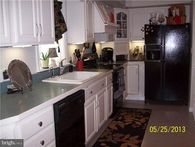 208 Edgewood Ave, Folsom, PA 19033 - photo 7