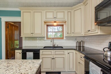 526 Mammoth Rd, Londonderry, NH 03053 - photo 5