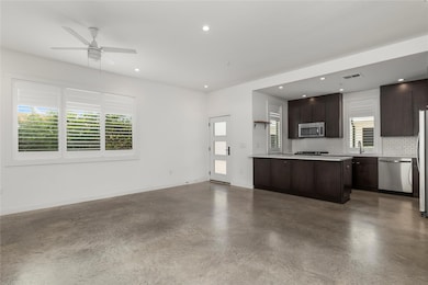 Kitchen with appliances with stainless steel fini