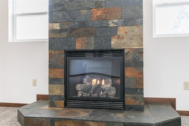 2262 C St SW, Cedar Rapids, IA 52404 - photo 7