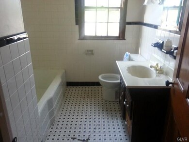 446 Robin Rd, Allentown, PA 18104 - photo 5