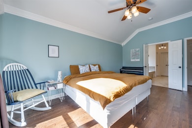 access to pool/ yard with en suite bathroom