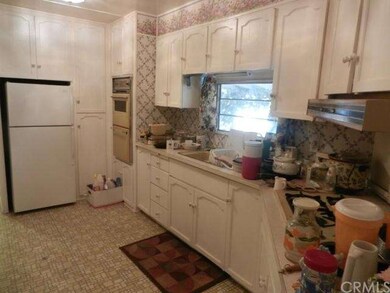 Big Kitchen with Gas Stove & Oven
