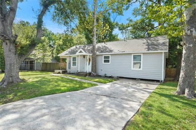 917 W Snyder St, Alvin, TX 77511 - photo 4