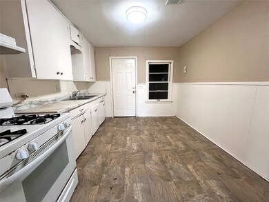 3519 4th St, Bay City, TX 77414 - photo 5