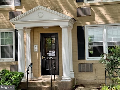 228 N Thomas St unit 4, Arlington, VA 22203 - photo 2