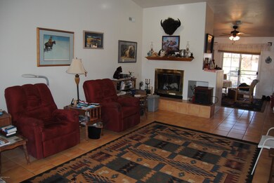 005_04 Living room & Fireplace
