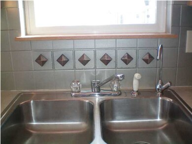 Decorator tile in kitchen backsplash