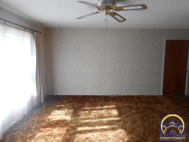 1324 SW 31st St, Topeka, KS 66611 - photo 2