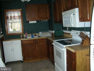 308 Walnut St, Lehighton, PA 18235 - photo 3