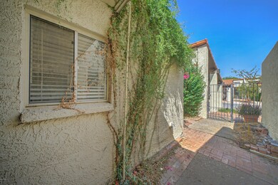 7 E Loma Ln-4