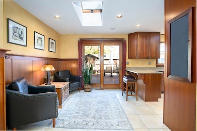 Cozy sitting room right off kitchen