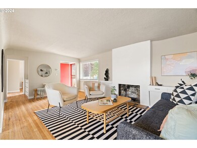 Living Room/Entrance