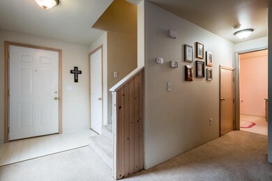 581 Mountain View Dr, Central Point, OR 97502 - photo 2