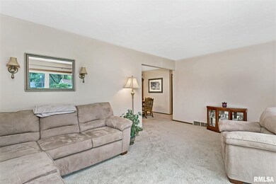 2702 Crestview Dr, Bettendorf, IA 52722 - photo 4