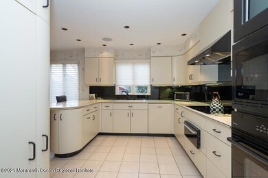 07_254KingfisherDrive_5_Kitchen_LowRes