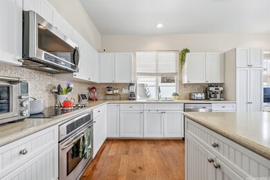 You can't have too many chefs in this spacious kit