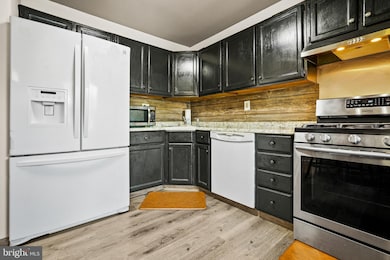 410 Snowflake Cir, Norristown, PA 19403 - photo 4