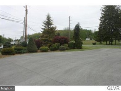 6464 Chestnut St, Zionsville, PA 18092 - photo 3