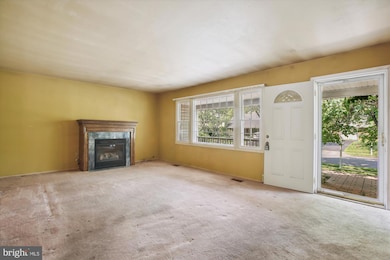 12833 Point Pleasant Dr, Fairfax, VA 22033 - photo 3