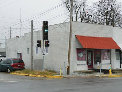 613 W Main St, Fairfield, IL 62837 - photo 2