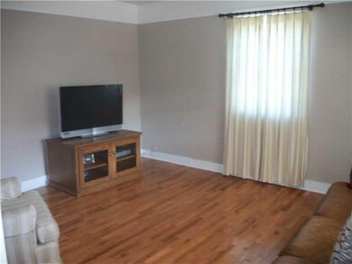 Living Room. LARGE LIVING ROOM WITH BEAUTIFUL  HAR
