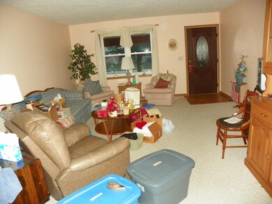 201 Cheyenne Dr, Wapakoneta, OH 45895 - photo 2