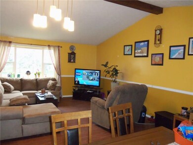 LIVING ROOM WITH CATHEDRAL CEILING AND WOOD LAMINA