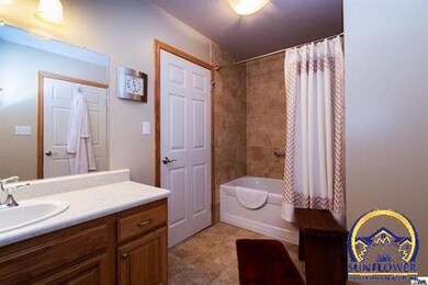 805 SE 44th St, Topeka, KS 66609 - photo 6