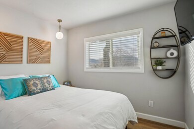 33-web-or-mls-Border Ave-015