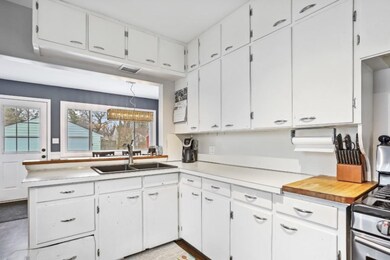 196 E 24th St, Holland, MI 49423-11