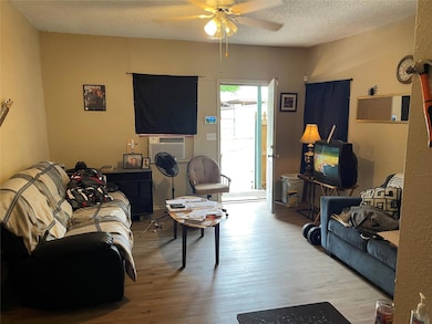 2130 B - Living Room