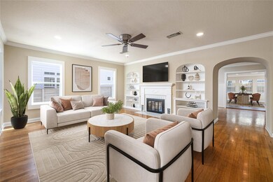 Living area featuring arched walkways, a ceiling 