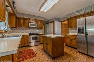 1130 Larkspur Ln, Batavia, IL 60510 - photo 3