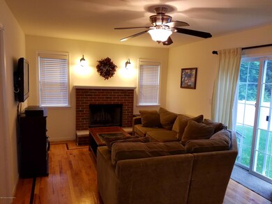 09 - Family Room - View 01