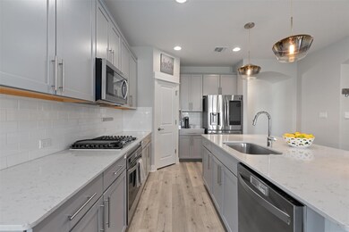 Kitchen with appliances with stainless steel fini