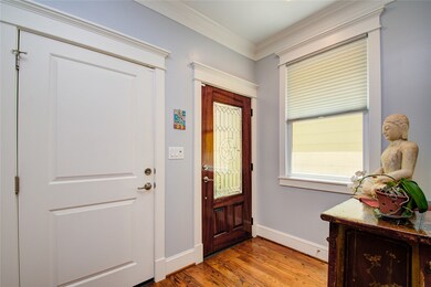Entryway! Note the tall ceilings and crown molding
