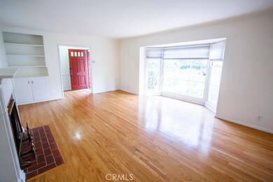 Large Living Room - Newly Refinished Floors