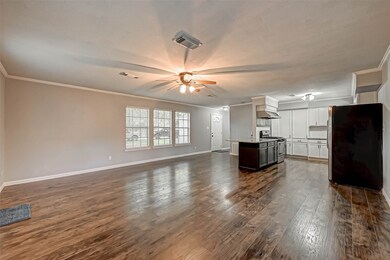 915 Iwo St, Alvin, TX 77511 - photo 6