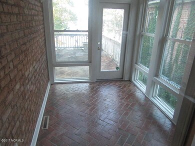 25 ENCLOSED PATIO