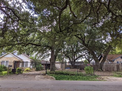 214 Caplin St, Houston, TX 77022 - photo 2