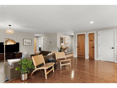 Living Room/Entrance