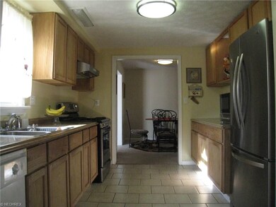 Kitchen boasts plenty of cabinets, ceramic floor S