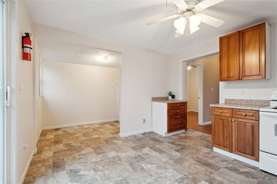 1107 10th St NW, Cedar Rapids, IA 52405 - photo 5