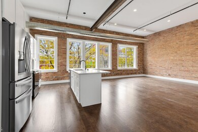 03_312StateStreet_UnitA_91002_KitchenLiv